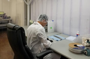 KMM employee working in the ISO 14644 cleanroom